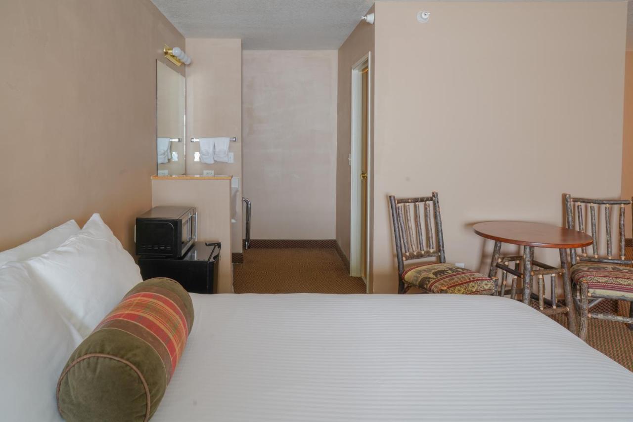 Whitewater Inn Big Sky Esterno foto